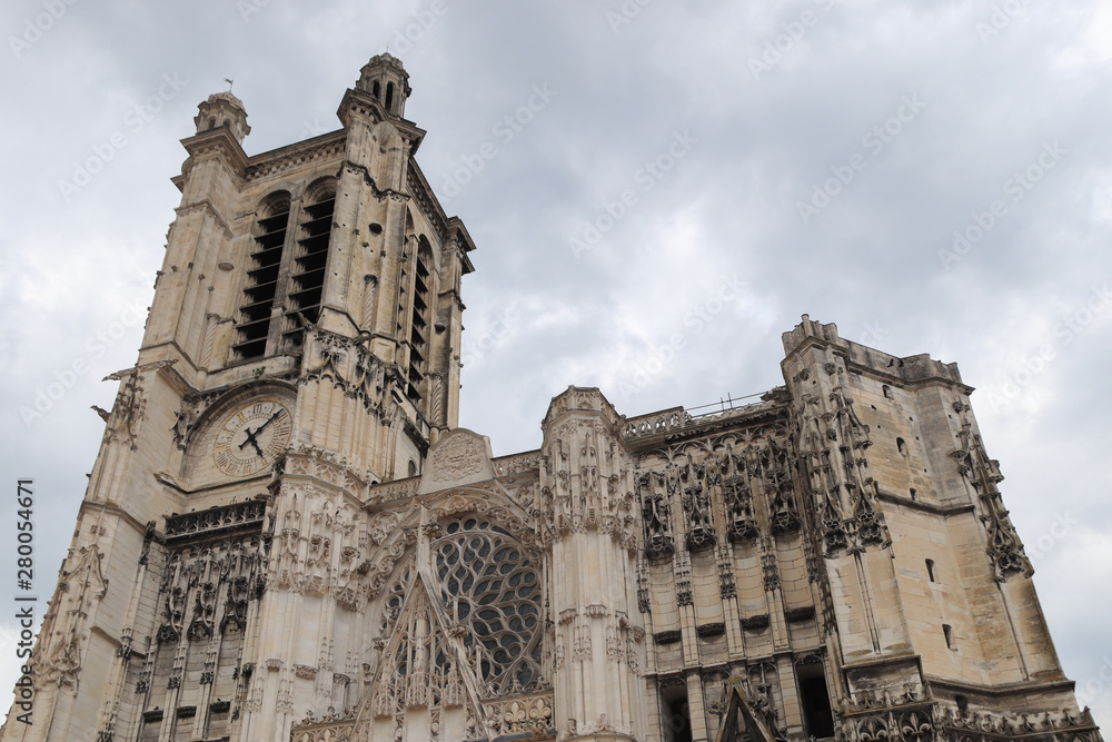 Fototapeta Aube - Troyes - Cathédrale Saint-Pierre et Saint-Paul par temps gris