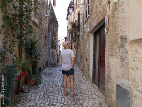 Mężczyzna w kapeluszu spaceruje uliczkami Sermonety, Italia © Jola i Darek 