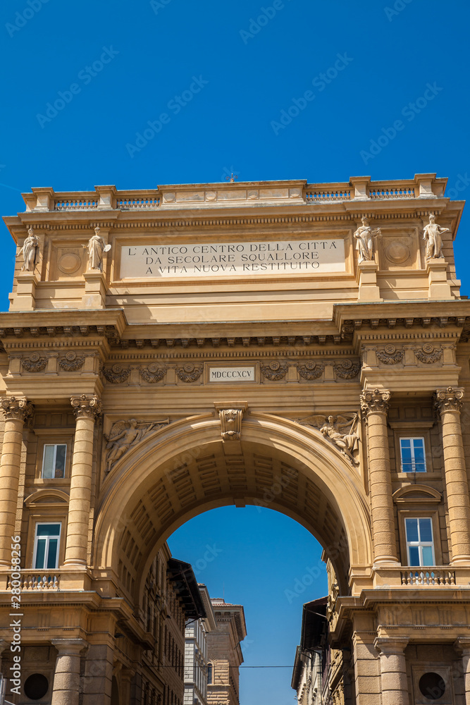 Obraz premium Republic square and the triumphal arch in an early spring day