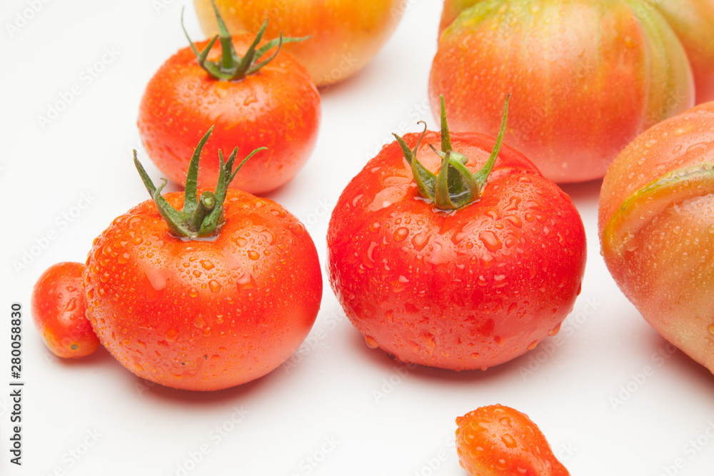 Fototapeta premium Tomates maduros, ecológios, sanos, sabrosos, preparados para ser comidos crudos, en zumos, cocinados en salsas, sopas, mermeladas, sofritos, al horno, fritos, asados en la barbacoa, escalibados, tomat