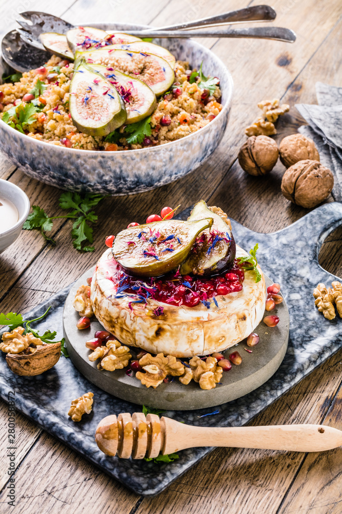 Camembert Käse mit frischen feigen wallnüssen und honig Camembert Käse mit frischen feigen wallnüssen und honig