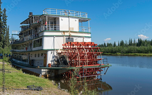 Foto tourists boarding a sternwheel river boat to cruise the Chena River near Fairban