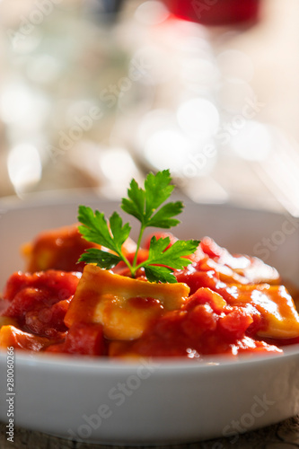 Ravioli mit Tomatensauce auf dem Teller photo