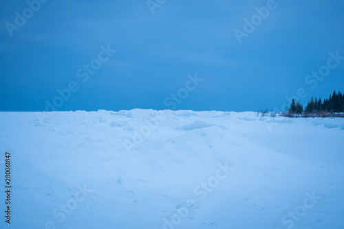 Snowy tundra landscape © Taran Schatz