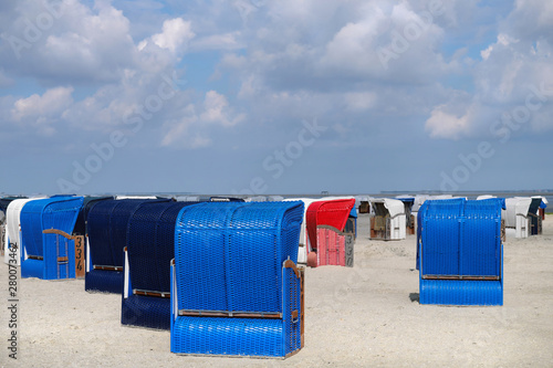 Überwiegend blaue Strandkörbe am Strand von Harlesiel an der Nordseeküste - Stockfoto