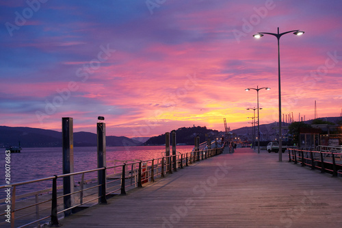 Amanecer espectacular en el muelle de Vigo