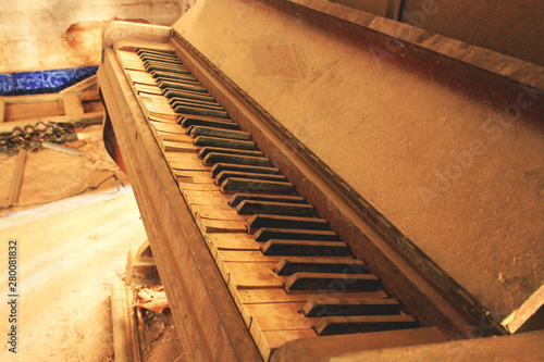  OLD ABANDONED PIANO