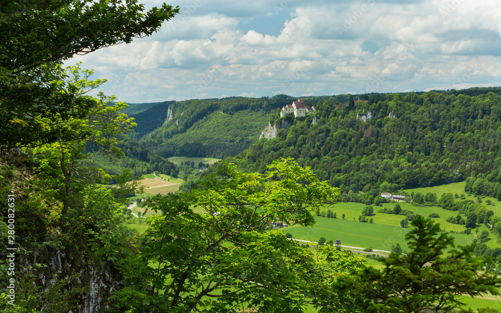 Wildromantisches Donautal mit Ausblick auf Schloss Werenwag