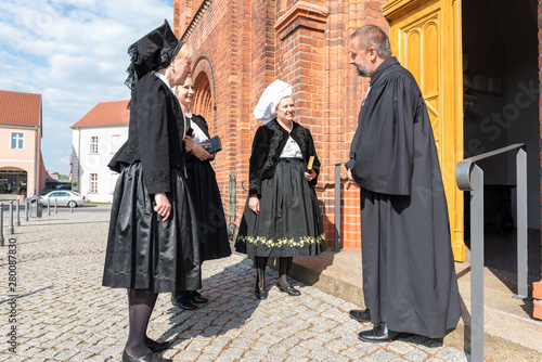 Wendischer Kirchgang mit Begrüßung durch den Pfarrer am Eingang