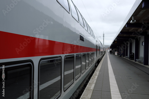 Doppelstockwagen am Bahnsteig - Stockfoto