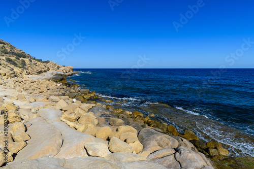 kamienisty brzeg w Cap de l'Horta, Hiszpania