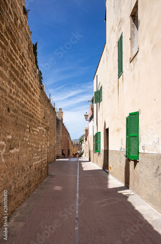 Fototapeta Naklejka Na Ścianę i Meble -  Narrow deserted street in the old medieval town of Alcudia, Mallorca