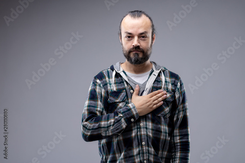 Canvas Print Patriotic or sincere man placing hand on heart