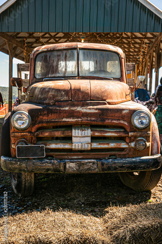 Vintage old rusted pickup t...