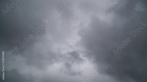 今にも雨が降り出しそうな雲