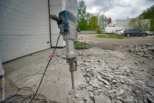 Bilde på lerret Removing concrete floor with jackhammer tool