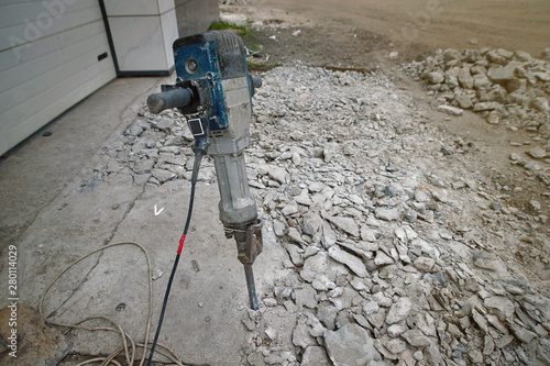 Foto Removing concrete floor with jackhammer tool