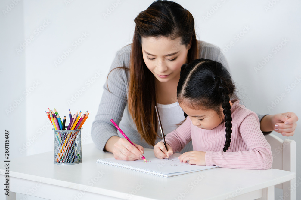 Learning Asian kid girls are practicing drawing skills in the classroom. To create imagination, knowledge, and brain development for children And also helps to use hand skills in small muscle bundles Learning Asian kid girls are practicing drawing skills in the classroom. To create imagination, knowledge, and brain development for children And also helps to use hand skills in small muscle bundles
