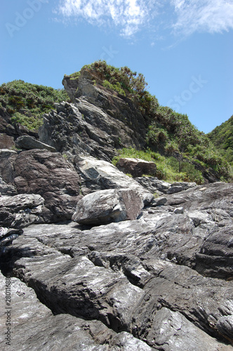 南国沖縄の切り立った断崖の岩場