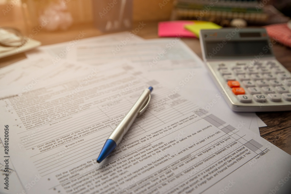 Obraz premium Planning Budget Concept.Calendar 2019 and Individual Income Tax Form For who have income According to United States law.This is the season that has to pay taxes,deadline of tax payment.