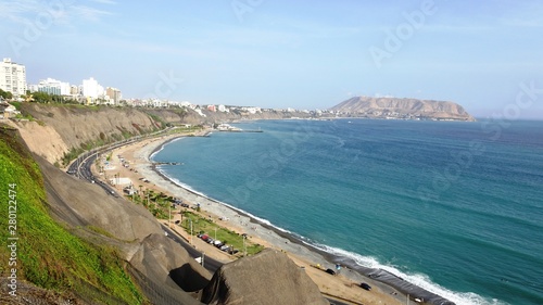 Lima, Peru con lindo tiempo al pie del mar apreciando Miraflores y Barranco en la costa verde
