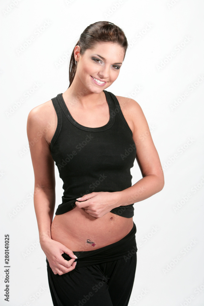 Jeune femme brune souriante avec des tatouages éphémères Jeune femme brune souriante avec des tatouages éphémères