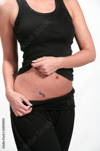 Jeune femme brune souriante avec des tatouages éphémères
