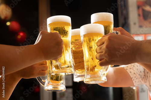 居酒屋でビールで乾杯をするイメージ