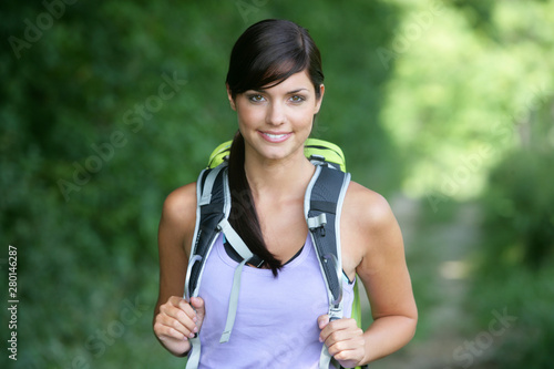Bild auf Leinwand Jeune femme souriante faisant de la randonnée