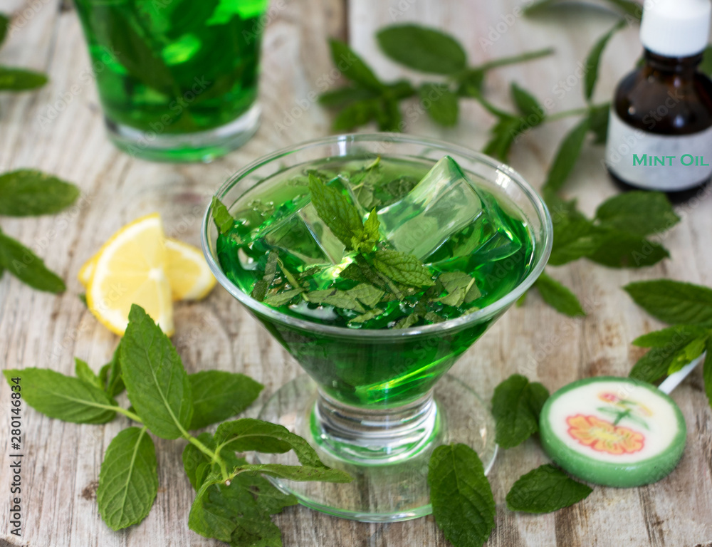 ein glas pfefferminztee mit zitronenscheiben und eiswürfeln für heiße sommertage ein glas pfefferminztee mit zitronenscheiben und eiswürfeln für heiße sommertage