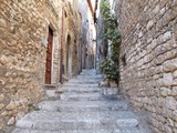 Magiczna wąska uliczka Sermonety, Italia.