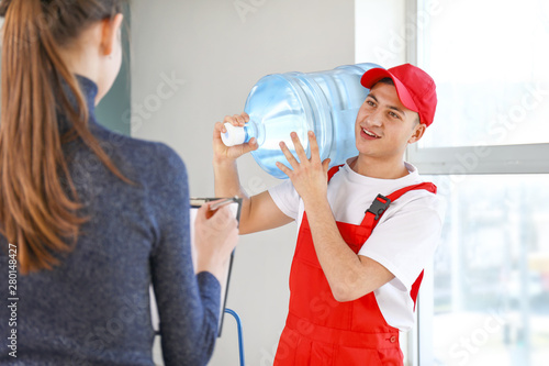 Φωτογραφία Man delivering bottle of water to customer