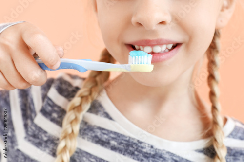 Little girl cleaning teeth ...