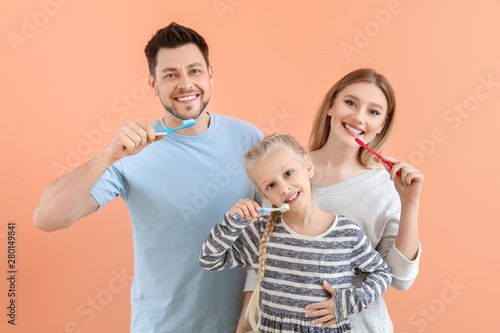 Family cleaning teeth on co...