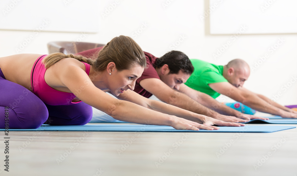 Obraz premium People doing yoga in class