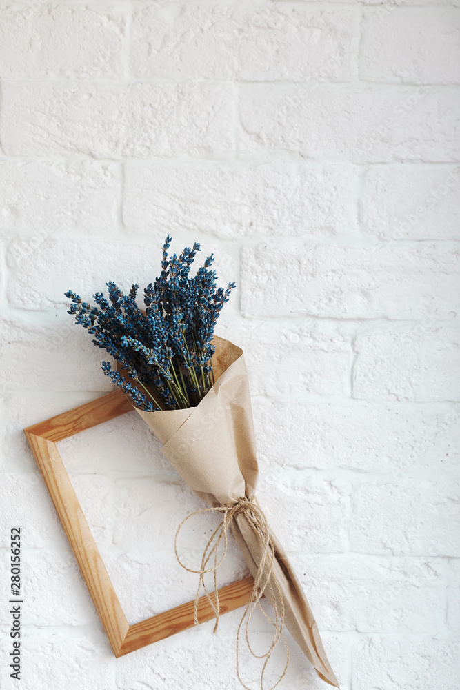 Obraz premium dry lavender flowers in the interior, against a white brick wall