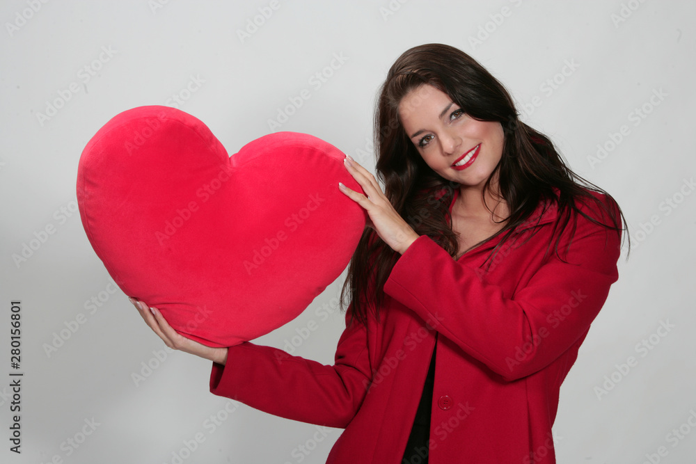 Jolie brune en rouge pour la Saint Valentin Jolie brune en rouge pour la Saint Valentin