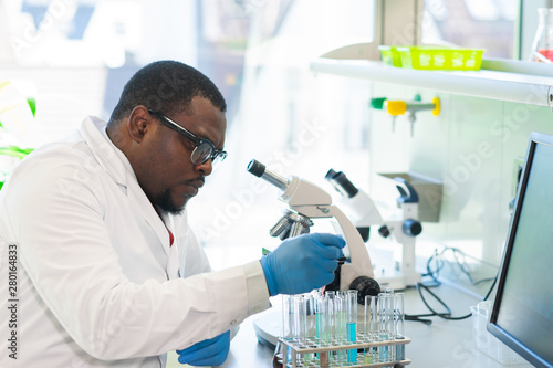 Obraz na plátně African-american scientist working in lab