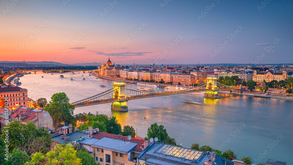 Fototapeta premium Budapeszt, Węgry. Zdjęcie lotnicze pejzaż panoramy Budapesztu z Mostu Łańcuchowego i budynku parlamentu podczas letniego zachodu słońca.