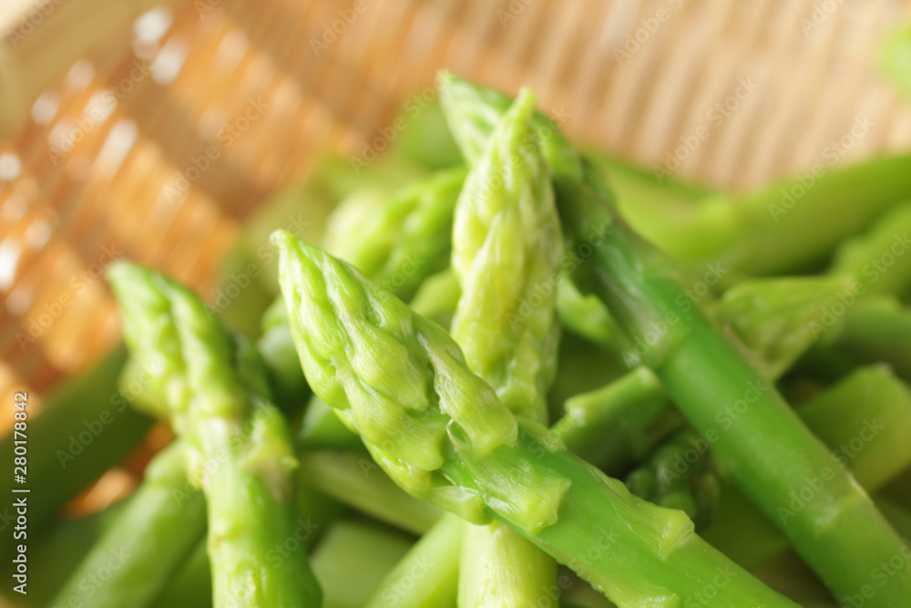 茹でたざるに載せた夏野菜のアスパラガス 茹でたざるに載せた夏野菜のアスパラガス