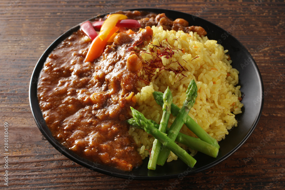 サフランライスと夏野菜のアスパラガス パプリカのピクルスのカレー Stock 写真 Adobe Stock