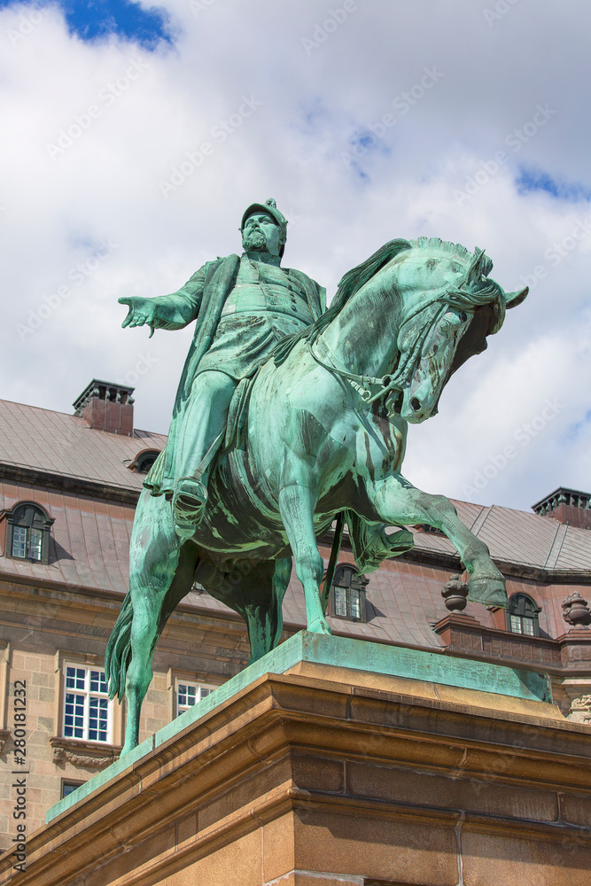 Equestrian statue of King Frederick VII in front of Christiansborg, Copenhagen, Danmark
