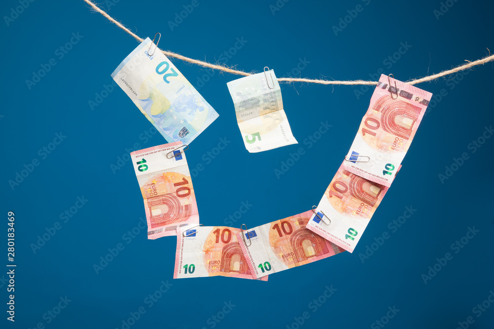 dinero-en-billetes-de-euro-unido-a-un-cordel-por-clips-y-billetes