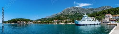 Panorama Blick auf den Fährhafen in Drvenik auf Kroatien und die Berge im Hintergrund mit dem alten Dorf   © Knipsersiggi