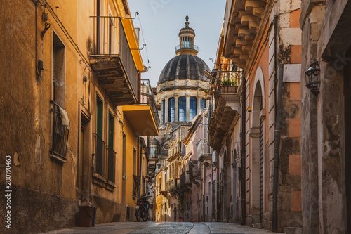 Fototapeta Naklejka Na Ścianę i Meble -  Scenic view of the baroque sicilian town Ragusa Ibla and St. George's Cathedral dome in Sicily, Italy
