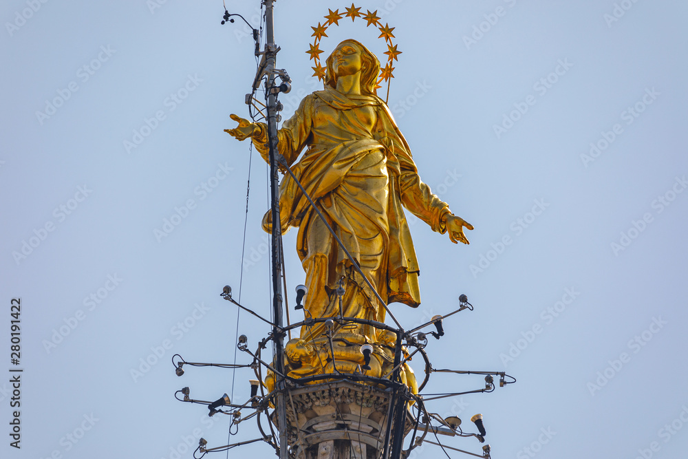Obraz premium Closeup view on statue of the Madonna on the spire of Duomo