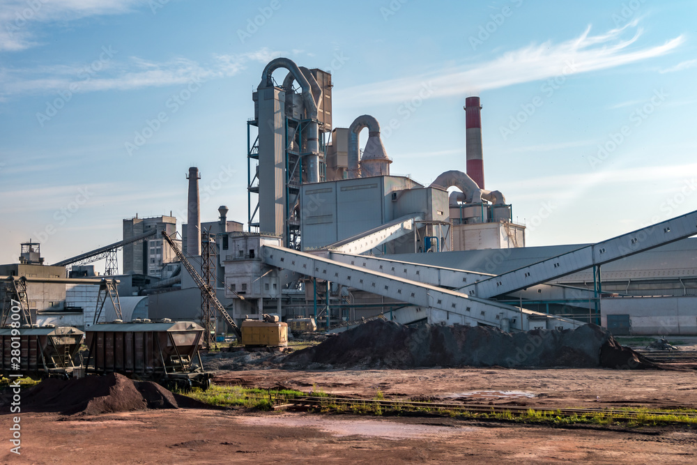 Industrial grey landscape environmental pollution waste of cement factory.  Big pipes of industry enterprise plant. mountains of sand and rubble foto  de Stock | Adobe Stock