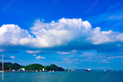 青空と夏雲の関門海峡