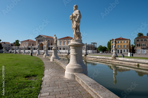 Padova ,prato della valle (statue)