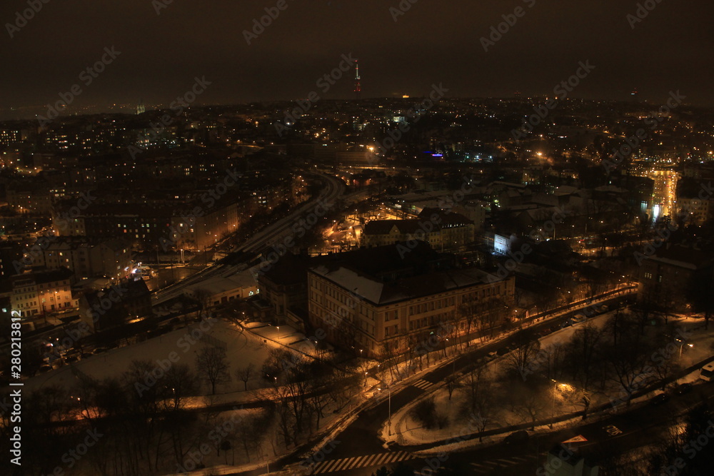 Vue aérienne nocturne de Prague (fond d'écran/backdrop)